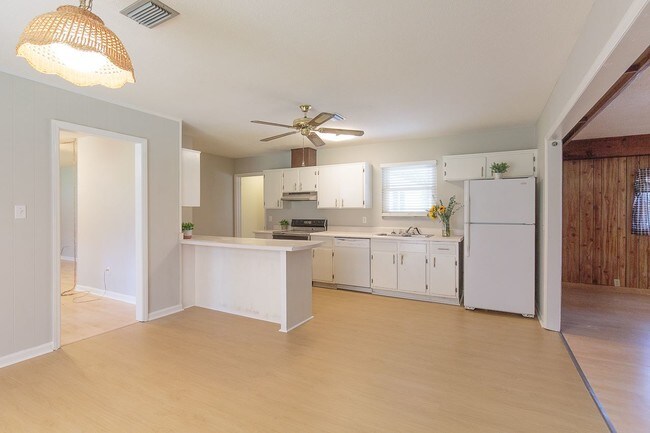 Building Photo - 1837 Devra Dr