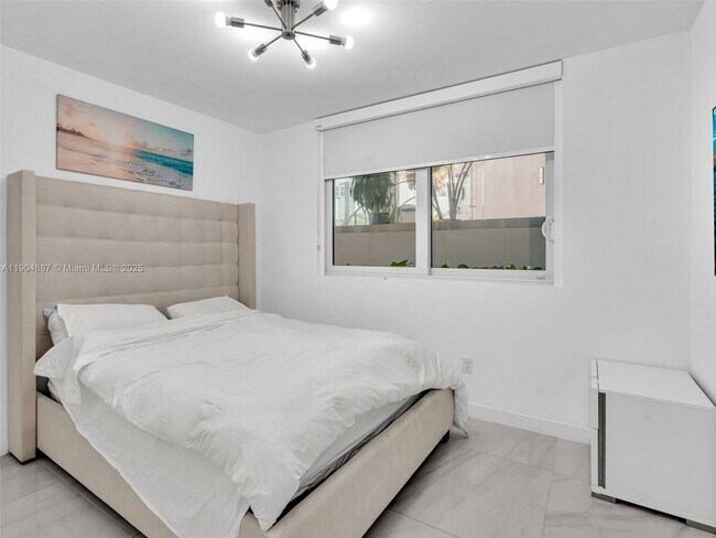 Building Photo - 9821 E Bay Harbor Dr