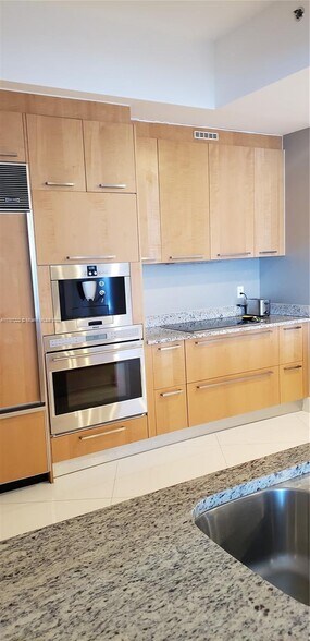 Building Photo - 15811 Collins Ave