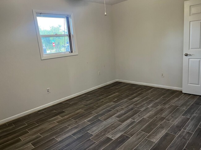 Building Photo - Charming 5-Bedroom Brick Home on Spacious ...