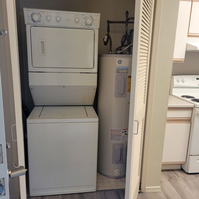 Building Photo - Northpointe Townhouse - 2 bedrooms, 2 baths, 2 parkings