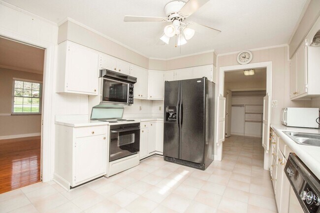 Building Photo - Halls 37938 - 4 bedroom, bath home with 4 garage spaces - Call Susan Niedergeses 865-300-4722