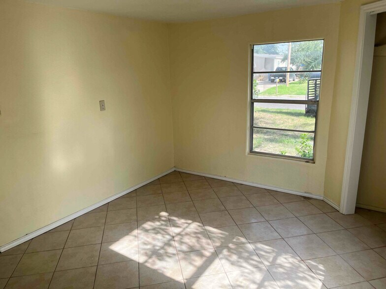 Building Photo - 713 Bowen St