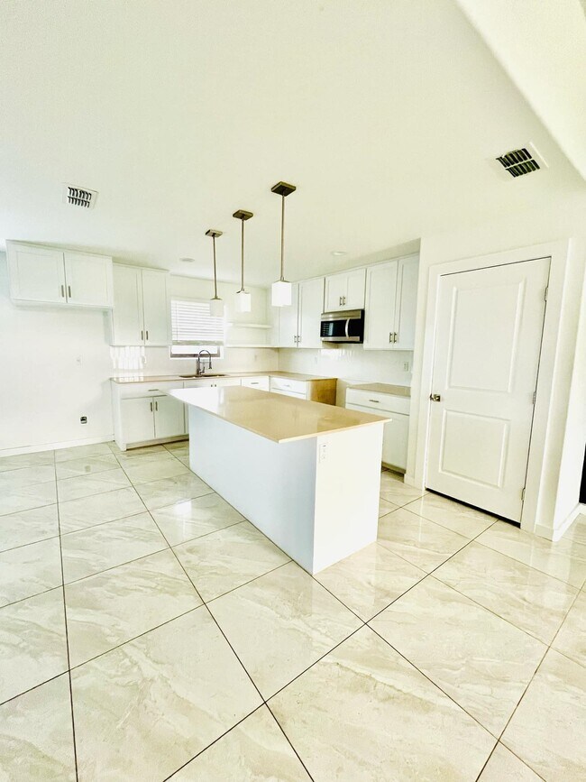 Building Photo - 403 Graneros Ave