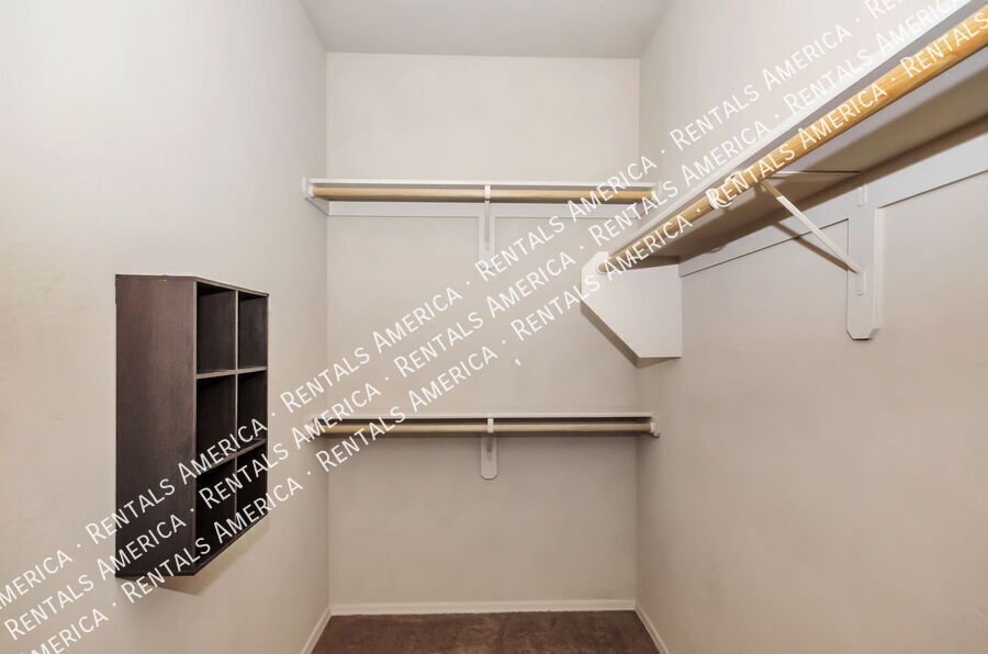 Building Photo - 2550 E River Rd