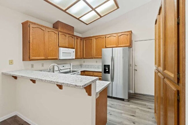 Building Photo - 5740 Laguna Park Dr
