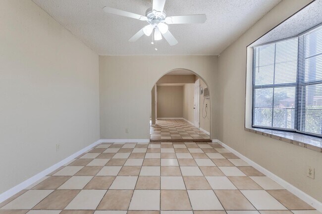 Building Photo - 875 Plainview Dr