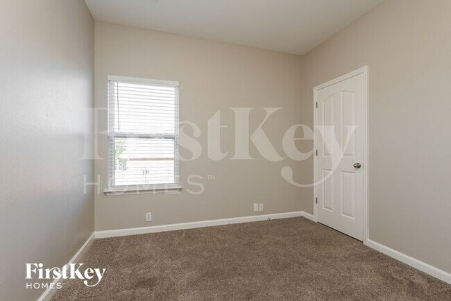 Building Photo - 4006 Summit Dr