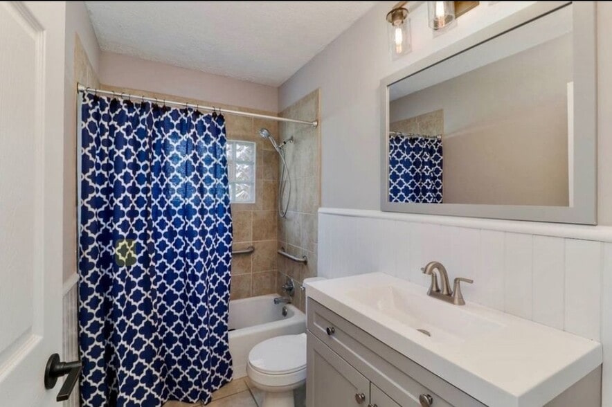 Building Photo - 1302 Hovey Ave