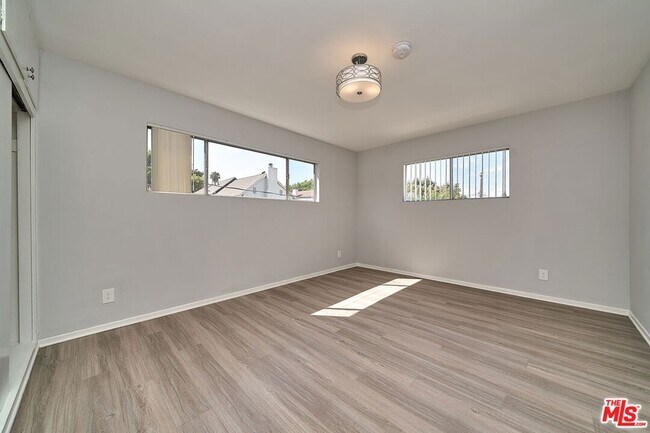 Building Photo - 835 S Norton Ave