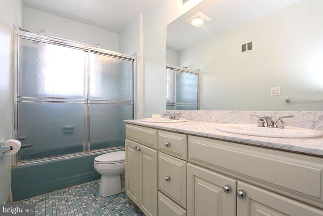 Building Photo - 6220 Robinwood Rd