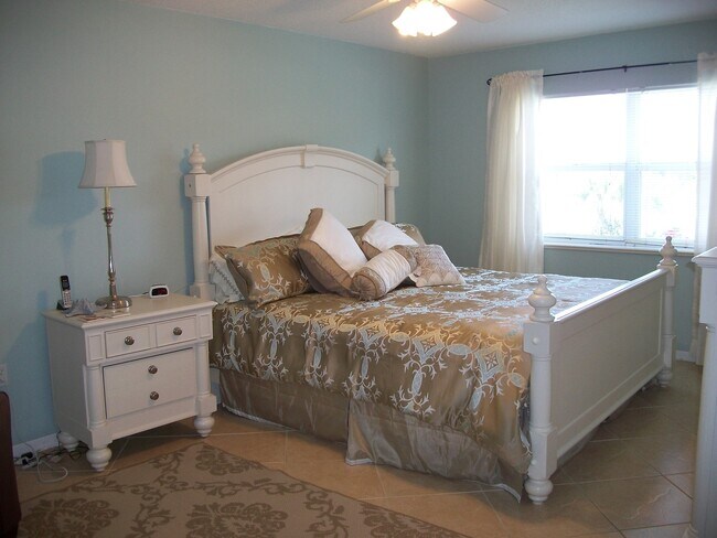 Building Photo - BEAUTIFULLY FURNISHED, 3 BEDROOM 2 BATH,  VACATION CONDO!