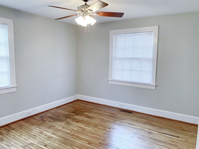 Building Photo - 3 Bedrooms 2 Full Bathrooms with fenced in...