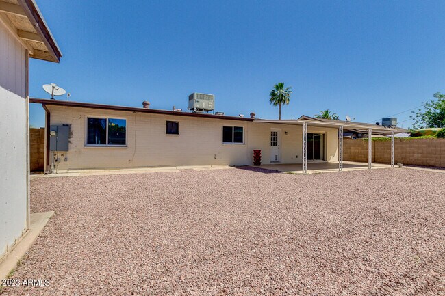 Building Photo - 1623 E Del Rio Dr