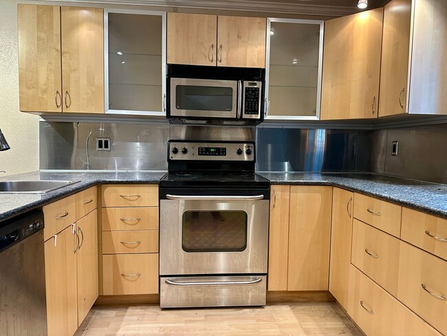 Building Photo - Two Story Condo in Downtown Bellevue