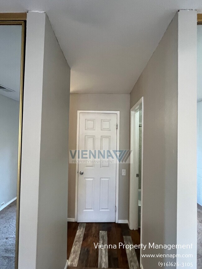 Building Photo - 888 Woodside Ln E