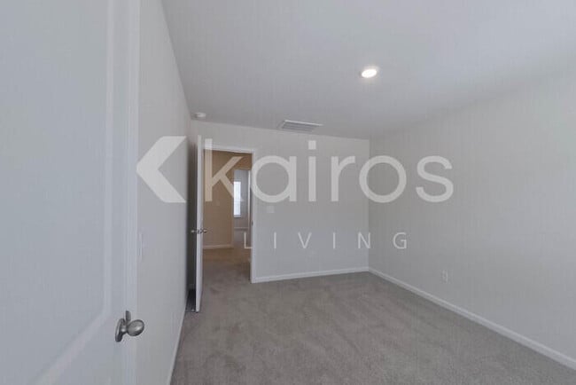 Building Photo - 2529 Banyan Cir
