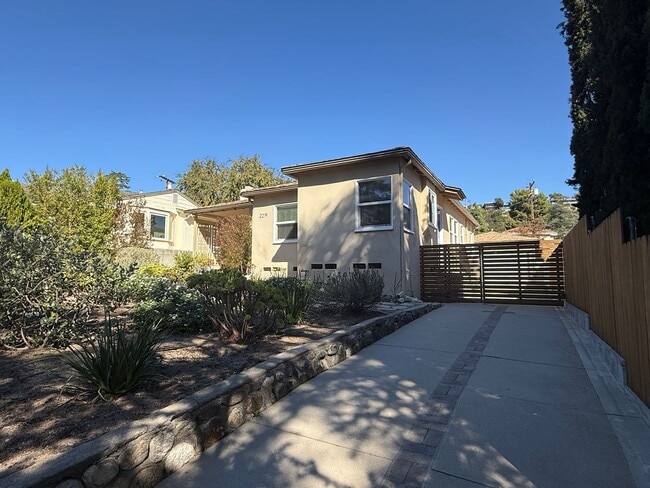 Building Photo - Amazing 3 Bedroom Montrose Home!