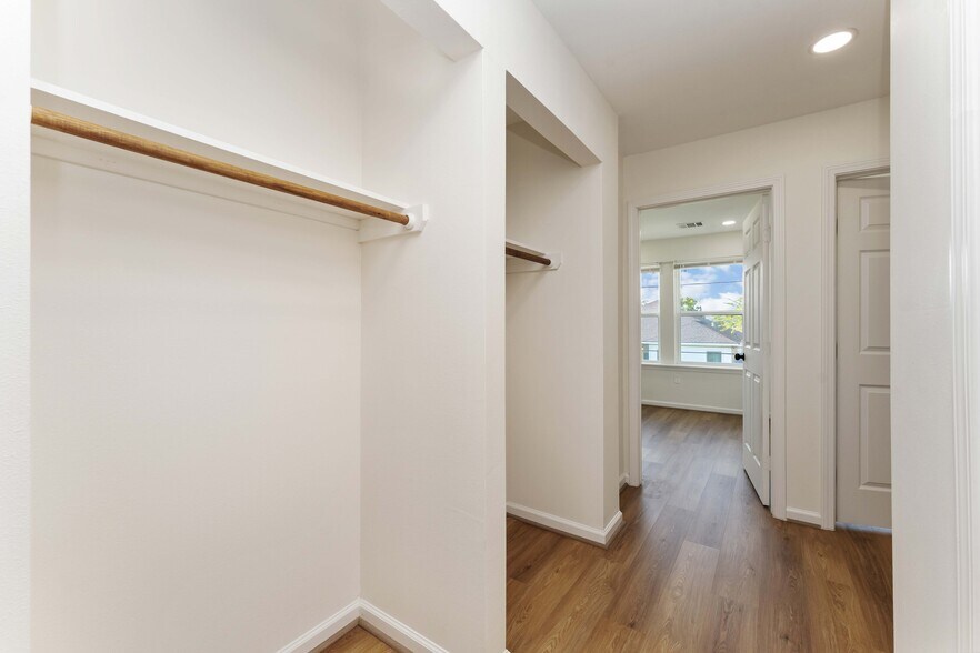 Upstairs Hallway - 9915 Porto Rico Rd