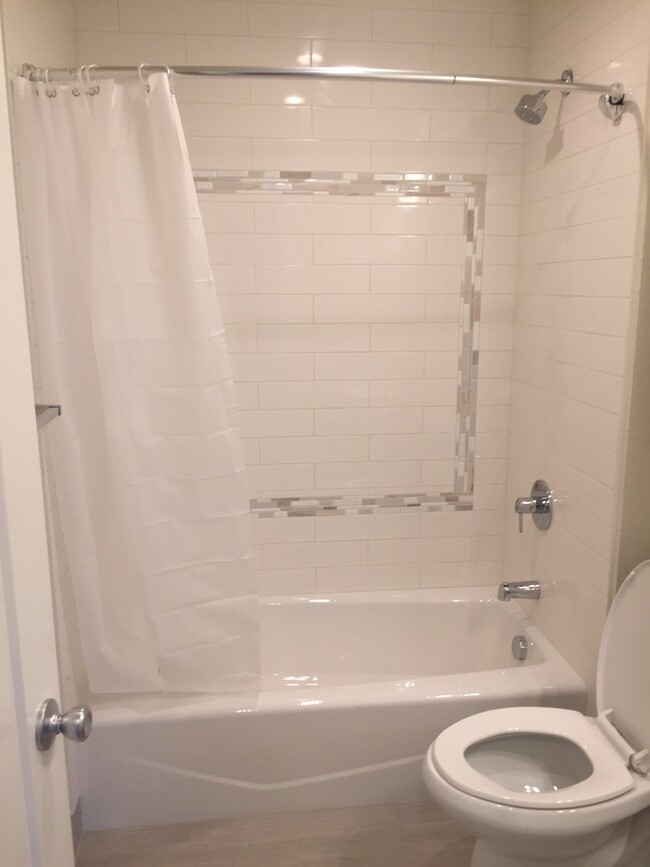 Building Photo - Spacious Like New Remodel 2BR-Portsmouth-N...