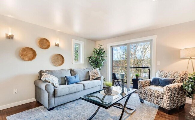 Building Photo - Luxurious, Bright and Meticulously Maintained 2 Bed and 2 Bath Condo