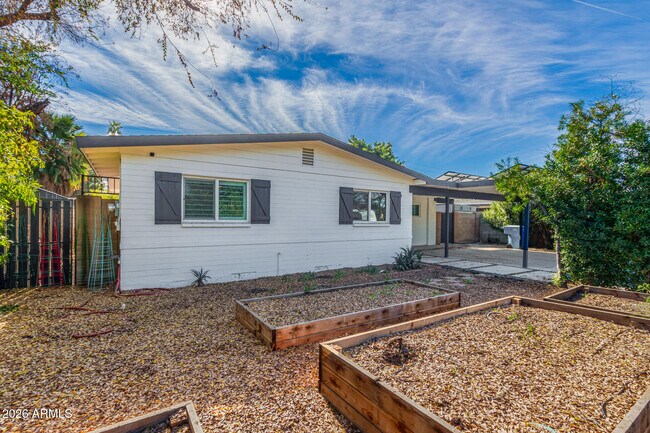 Building Photo - 429 W Flower St