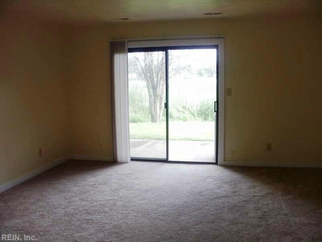 Building Photo - 2 BED / 1.5 BATH CONDO