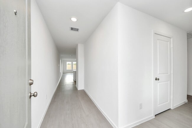 Building Photo - 317 Brandi Dr