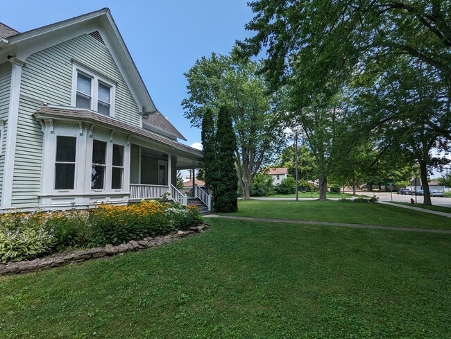Building Photo - 202 W Cherokee Ave