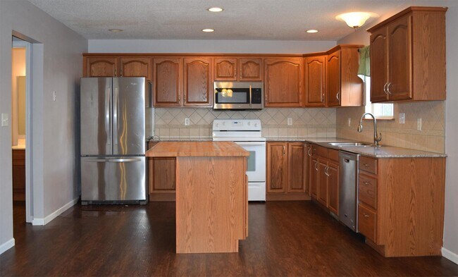 Building Photo - Charming Hickory Valley Gem Near Fort Leonard Wood