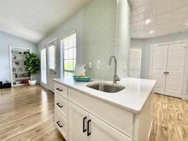 Building Photo - Fully renovated executive home