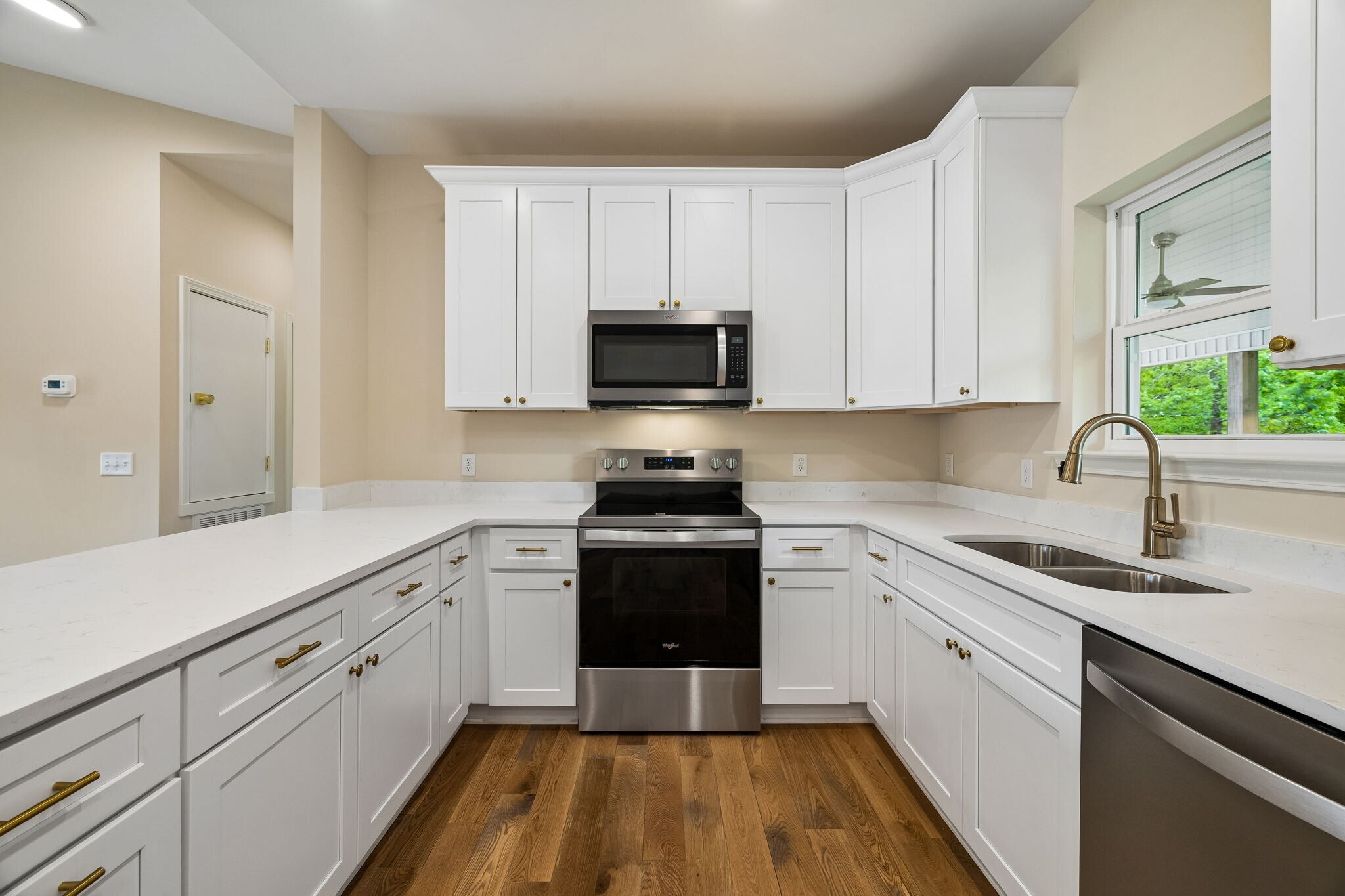 Building Photo - 553 Skyview Dr
