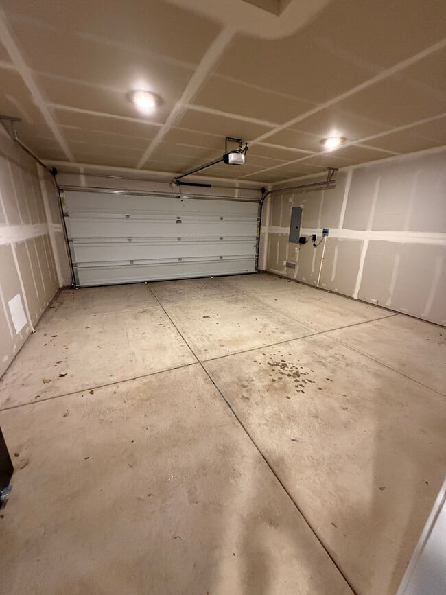 Building Photo - Beautiful 3 Bedroom 2 Bathroom Home Availa...