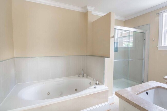 Building Photo - Gorgeous 3 Bedroom 2 Bath in Popular Parki...