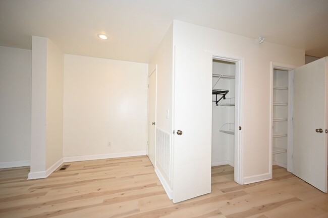 Building Photo - Nice 2 bedroom, 2.5 bath Townhouse with ba...