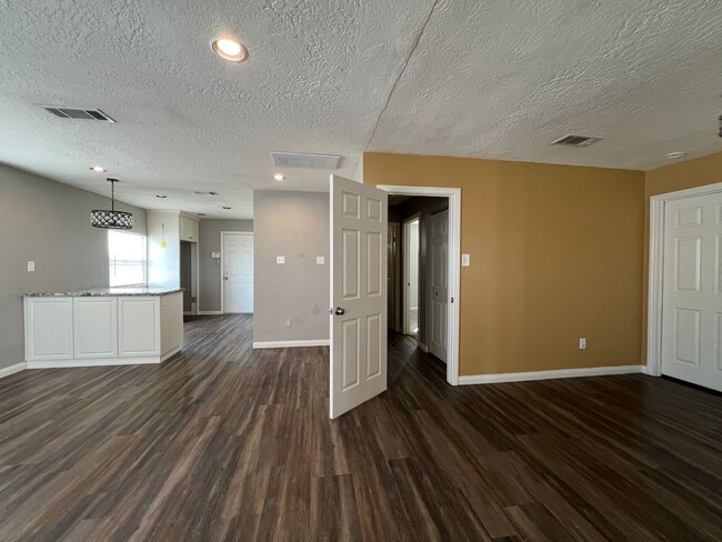 Building Photo - Beautifully remodeled 2 Bedroom 2 Bathroom...