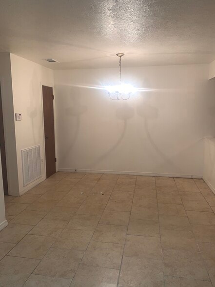 Building Photo - 315 Meadows Dr