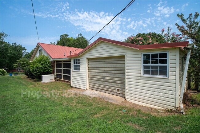 Building Photo - 2524 Chickasaw Dr