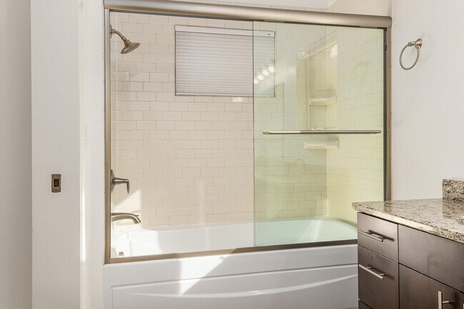 Building Photo - 677 Dennett St