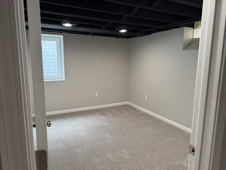 Building Photo - 4711 Longwood Ave