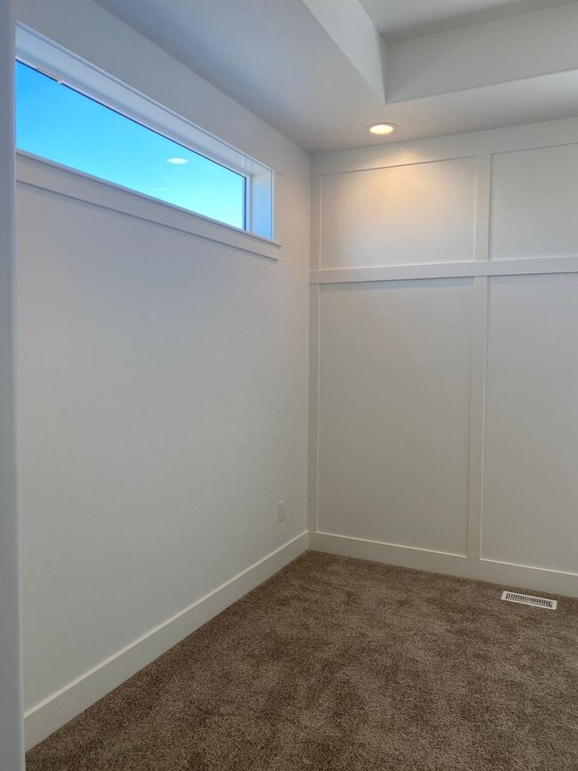 Building Photo - 3 bed 1 additional office space and 2.5 ba...