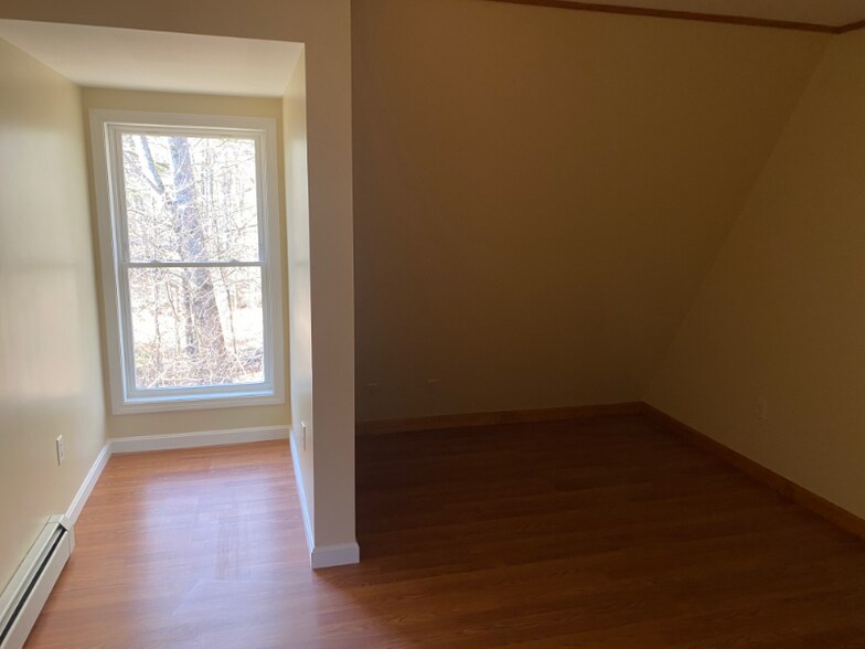 Building Photo - 494 Main St