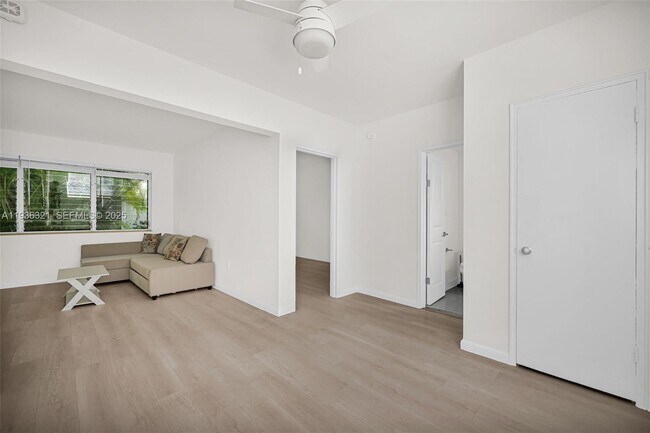 Building Photo - 4730 Pine Tree Dr