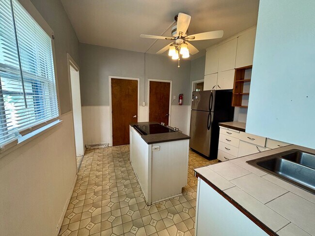 Building Photo - 3-bedroom home with Washer & Dryer Included