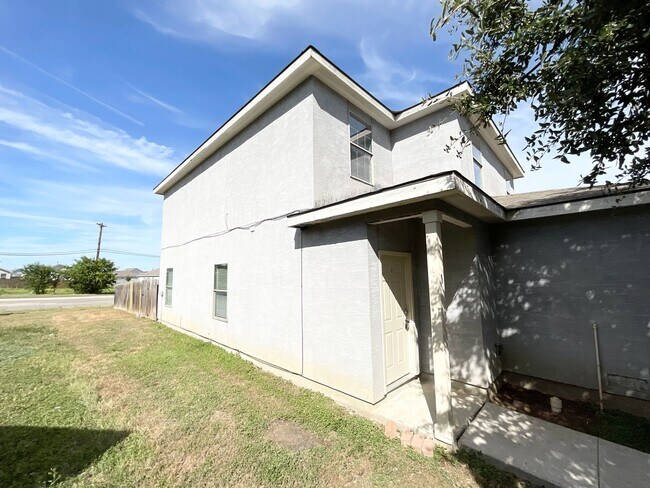 Building Photo - Lovely 2-story | 3-bedroom | 2.5-bath town...
