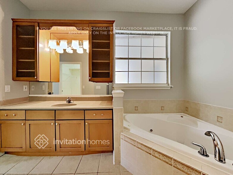 Building Photo - 2890 Alameda Del Norte