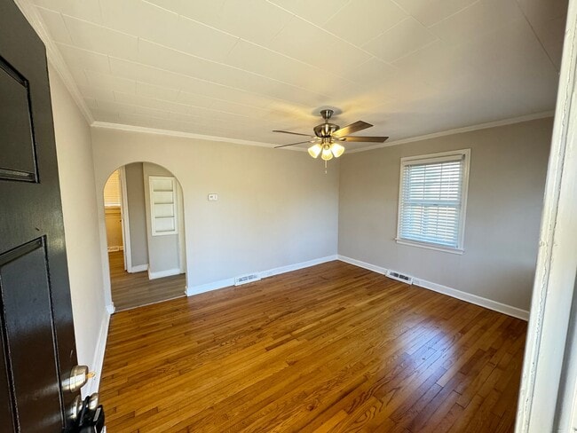 Building Photo - 2Bd/1Ba Fully Renovated 2024 House with Fe...