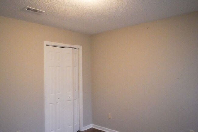 Building Photo - 438 Edgewater Dr