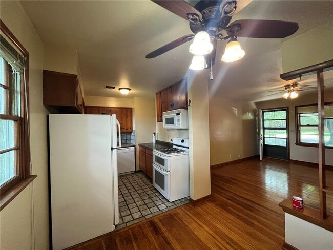 Building Photo - 511 Fleetwood Dr