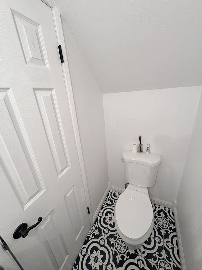 Building Photo - Beautifully Remodeled Home with Private Patio in Ontario